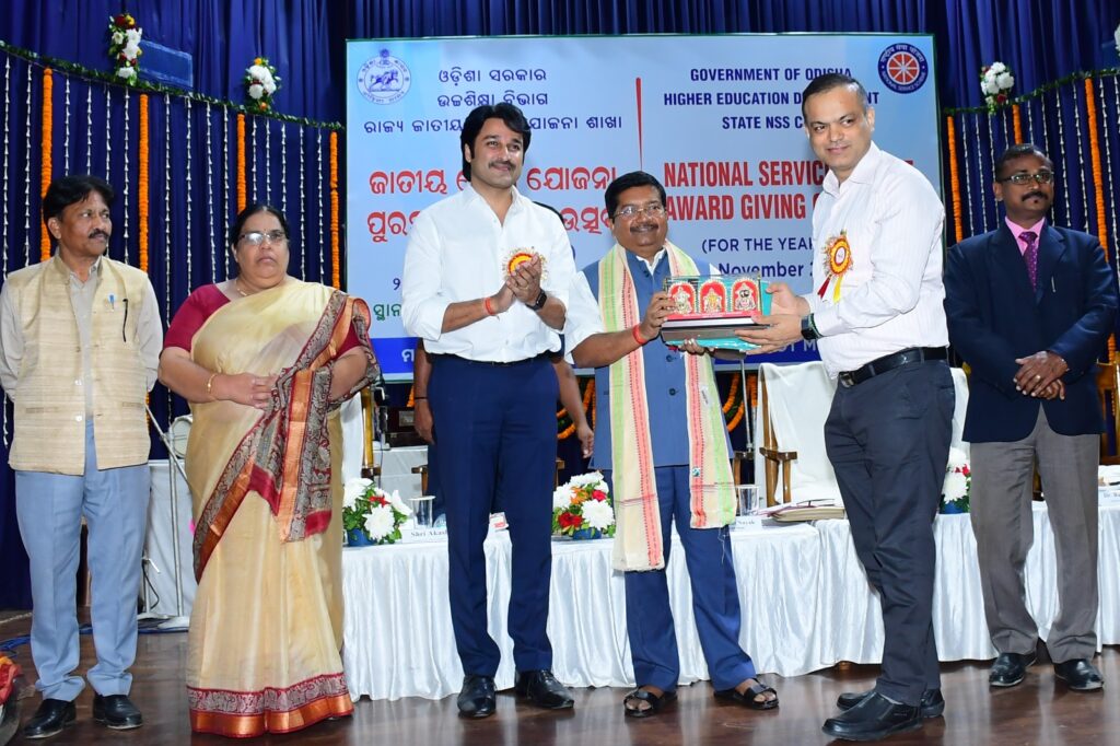 State NSS Award Given For Outstanding Community Service - OdishaHaat